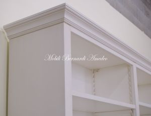 Libreria in stile classico con ripiani spostabili finitura laccata colore bianco anticato